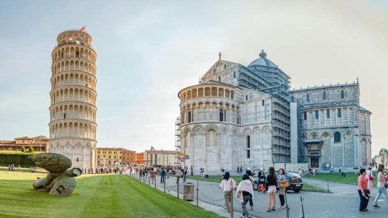 Tháp Pisa ban ngày ánh sáng tự nhiên