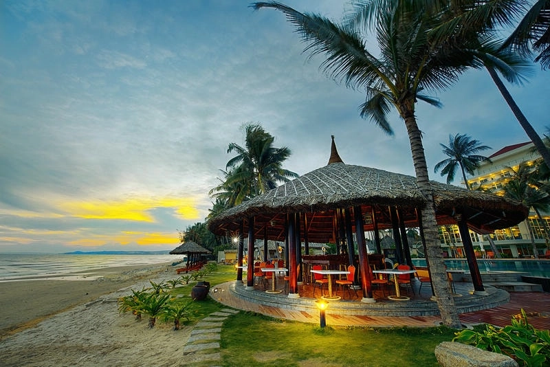 Thiên nhiên Phan Thiết với đồi cát và biển xanh