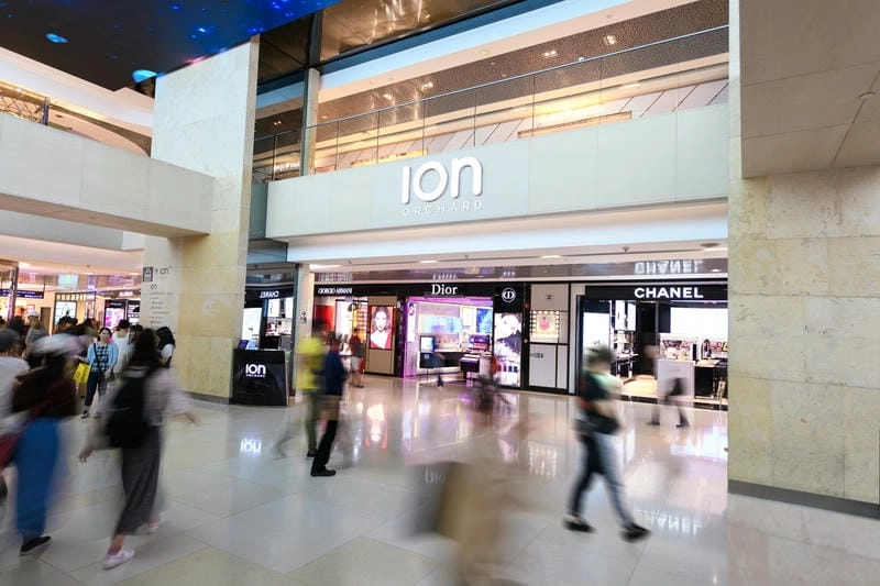 Thiết kế kiến trúc độc đáo với mặt kính cong nổi bật của ION Orchard