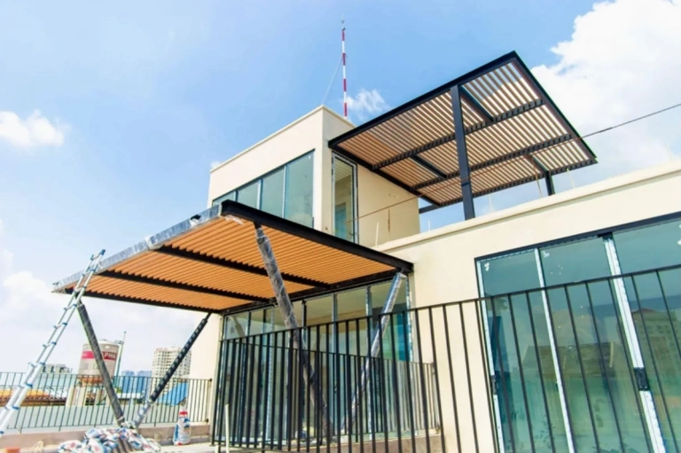 Thiết kế Mái che Sân thượng Đẹp: Xu hướng 2026 và Kinh nghiệm chọn lựa