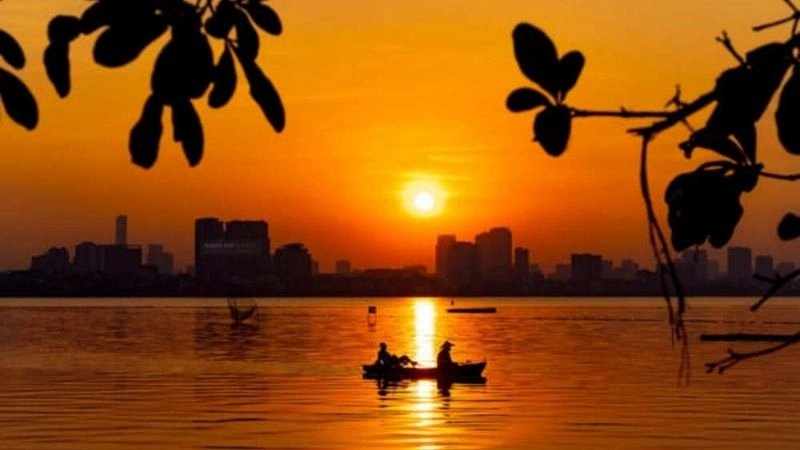 Thời điểm đẹp nhất để ghé thăm Hồ Tây Hà Nội là vào lúc bình minh hoặc hoàng hôn