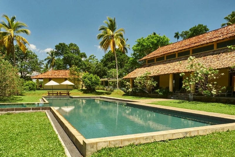 Thư giãn cùng hồ bơi villa Lý Sơn sát biển xanh