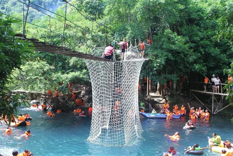 Thư giãn tại Suối Nước Moọc với dòng nước mát lành
