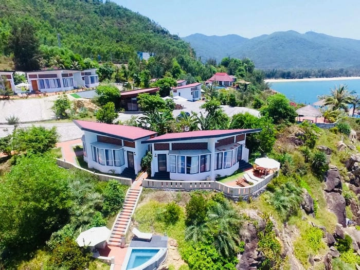Thức dậy ngắm sóng từ ban công villa biển tại Quy Nhơn bình yên