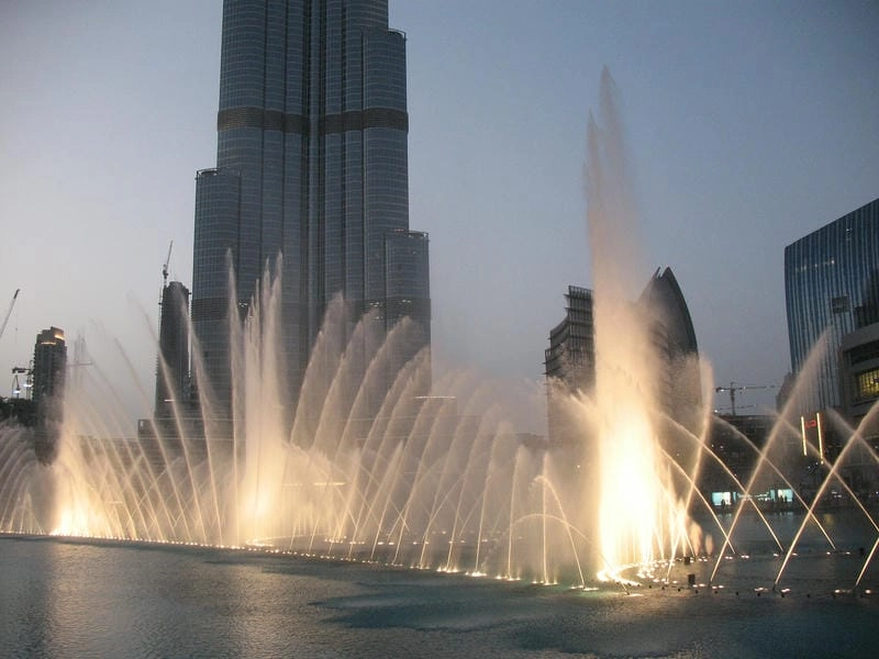 Thưởng ngoạn đài phun nước Dubai tại quảng trường trước Dubai Mall