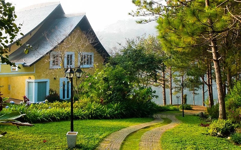 Thưởng ngoạn sân vườn villa Đà Nẵng xanh mát của Villa đồi thông Đà Nẵng