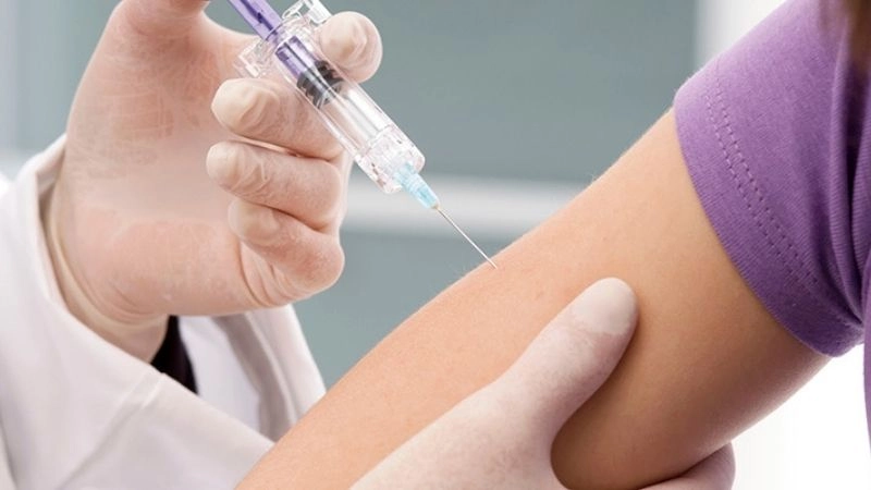 Tiêm vắc-xin cúm hàng năm có thể giúp ngăn ngừa cùng lúc cúm và bệnh viêm phổi, viêm phế quản