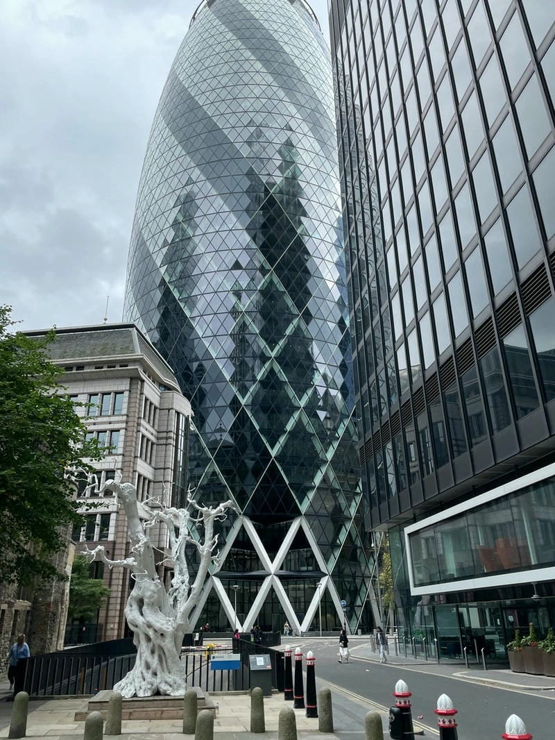 Tòa nhà khu tài chính London The Gherkin nổi bật giữa phố