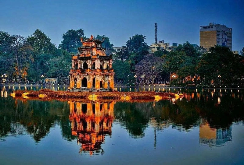 Toàn cảnh Hồ Hoàn Kiếm với ánh đèn rực rỡ