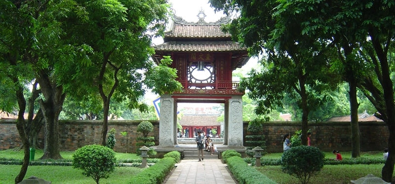 Toàn cảnh Văn Miếu Quốc Tử Giám cổ kính