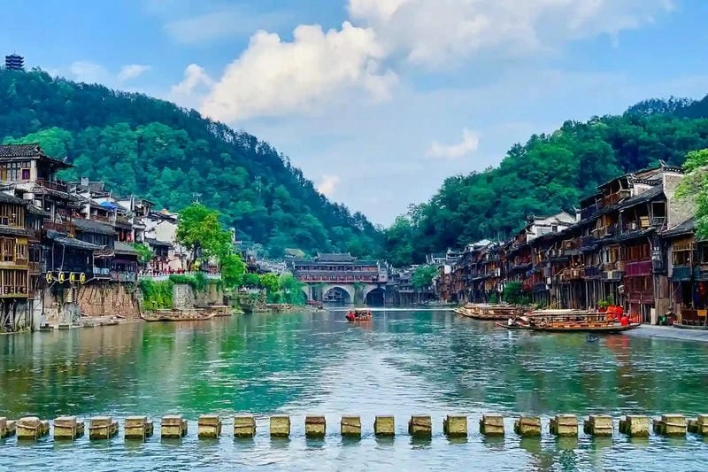 Trải nghiệm hành trình tại Phố cổ Phượng Hoàng