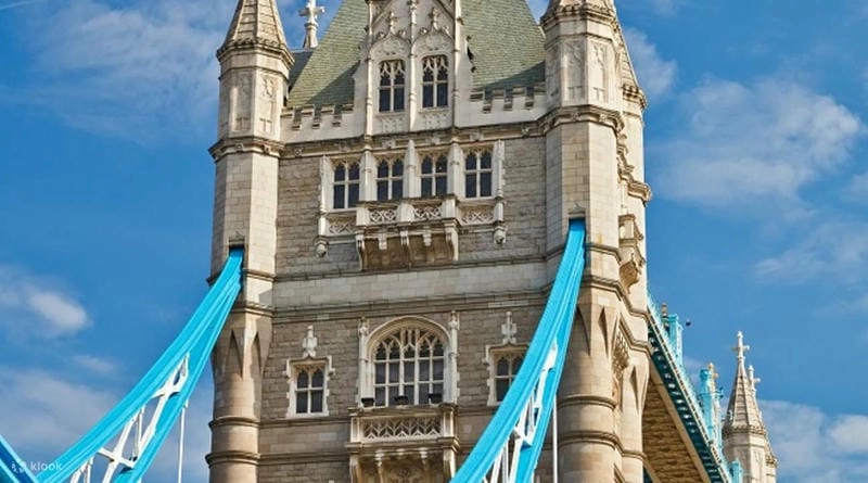 Trải nghiệm London Bridge ban ngày trong ánh nắng tươi sáng