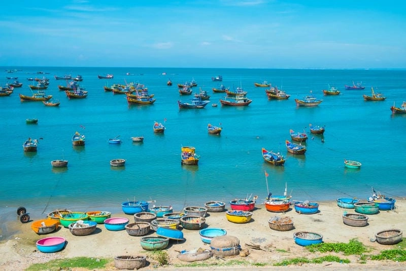 Trôi nhẹ giữa sóng thuyền biển mùa hè