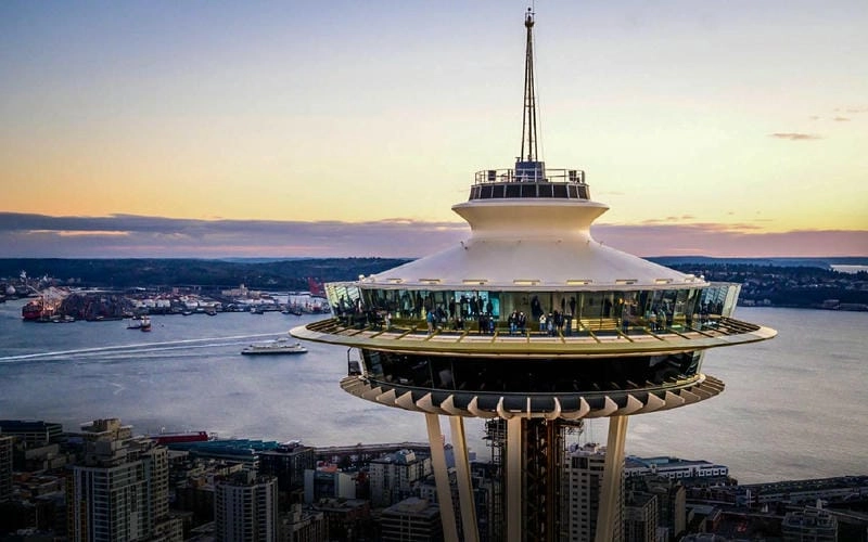 Trung tâm du lịch sôi động Seattle Center Space Needle