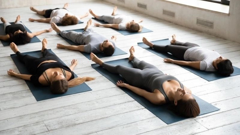 Tư thế xác chết (Savasana) giúp thư giãn cơ thể, khớp xương và cải thiện tâm trạng