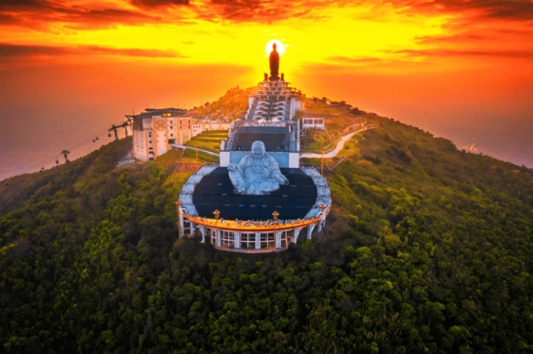 Tượng Phật Di Lặc Núi Bà Đen: Kỳ Quan Đá Sa Thạch Độc Đáo