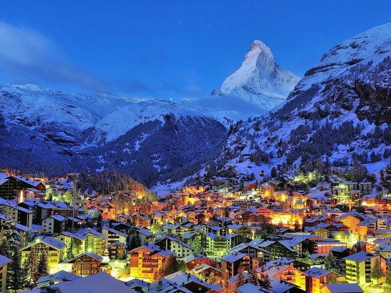Tuyết trắng Alps tạo nên khung cảnh cổ tích.