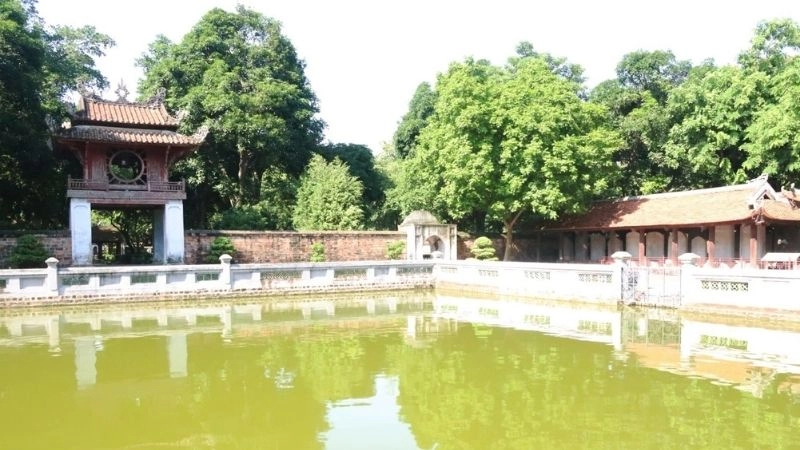 Văn Miếu Quốc Tử Giám rợp bóng cây cổ thụ