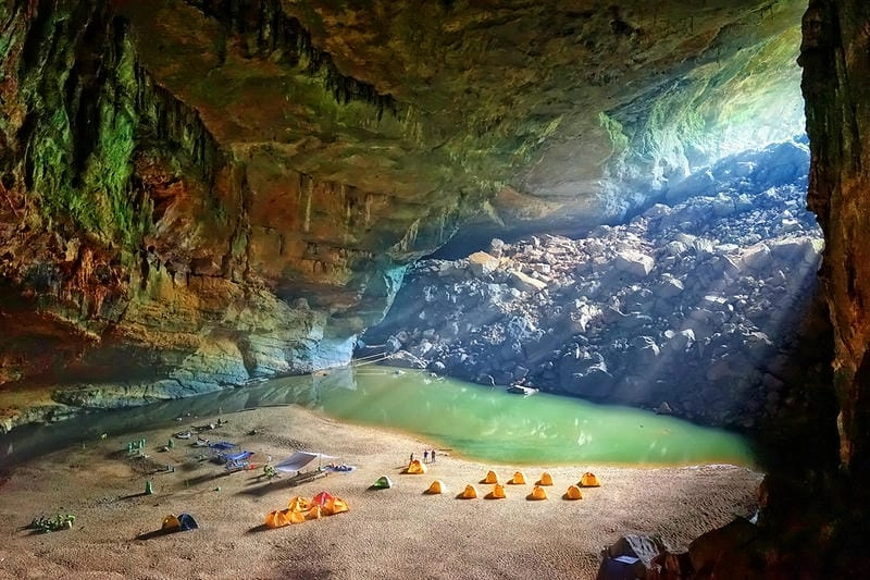 Vẻ đẹp Động Thiên Đường Quảng Bình qua ánh sáng lung linh
