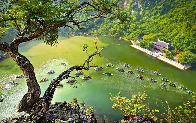 Vẻ đẹp Du thuyền Tràng An trong ánh hoàng hôn