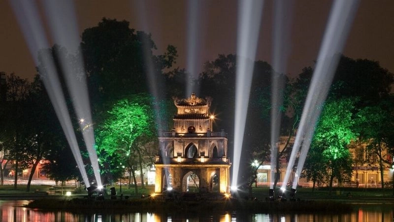 Vẻ đẹp Hồ Gươm níu chân người giữa phố đông