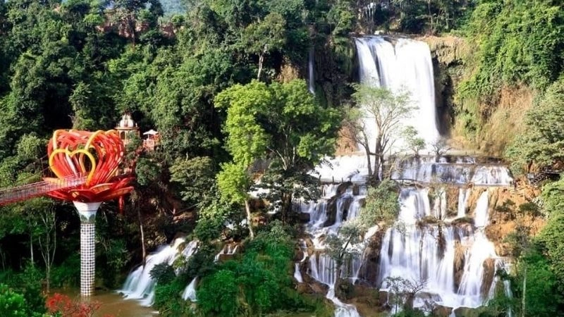 Vẻ đẹp quyến rũ của thác Dải Yếm huyền thoại