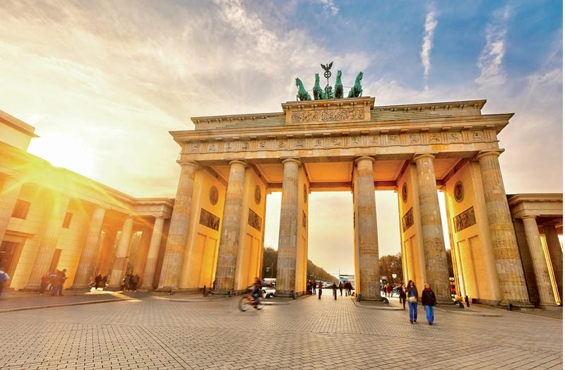 Vẻ đẹp rực rỡ của Cổng Brandenburg ban ngày Berlin