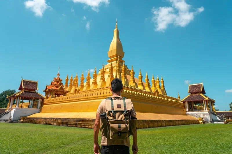 Vientiane có nhiều đền chùa đẹp và linh thiêng