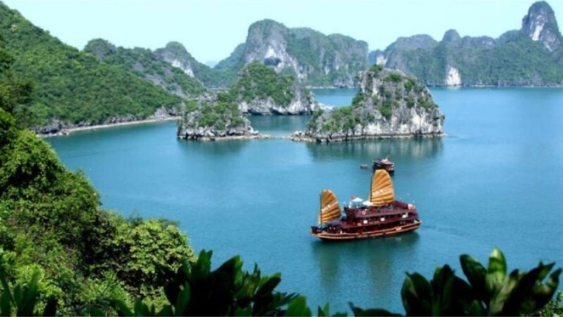Vịnh Hạ Long đẹp mê hồn giữa non nước trập trùng