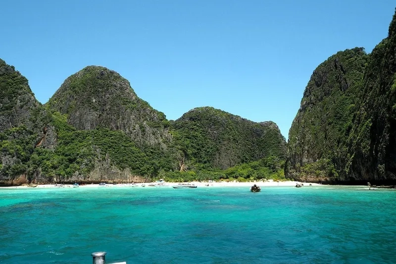 Vịnh Phang Nga nổi bật với các hòn đảo kỳ thú