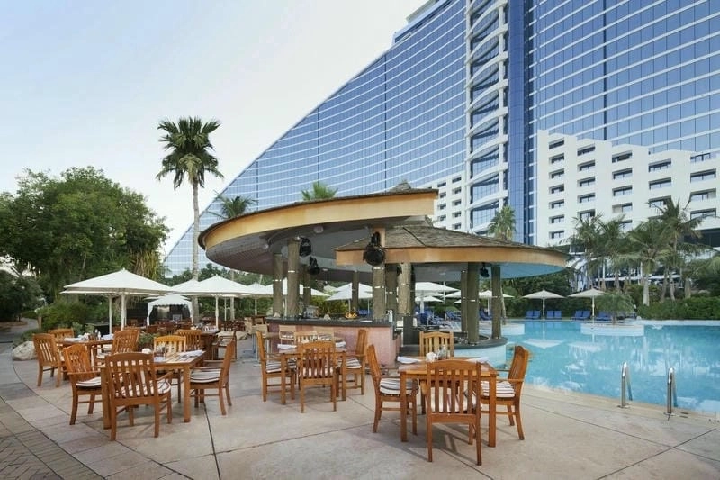 Xem Review Jumeirah Beach Hotel trước khi đặt phòng